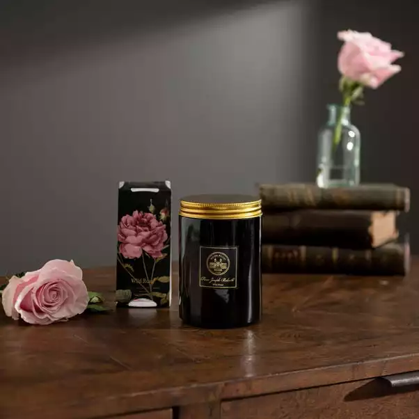 Natural History Museum Wild Rose Candle 410g 4 Natural History Museum Wild Rose Candle 410g - Image 4