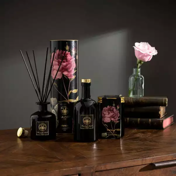 Natural History Museum Wild Rose Candle 410g 5 Natural History Museum Wild Rose Candle 410g - Image 5